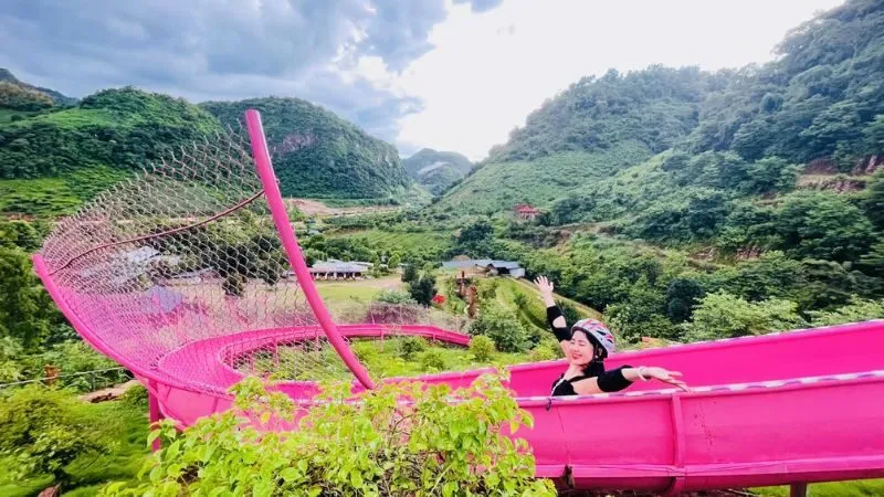Mộc Châu Happy Land là khu du lịch nổi bật với những vườn hoa nhiều màu sắc