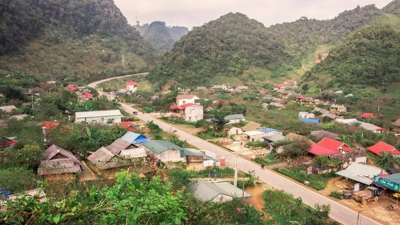 Bản Lóng Luông nổi tiếng với cảnh núi rừng và những mùa hoa đặc trưng