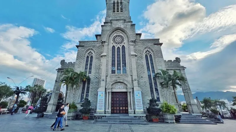 Nhà thờ Đá gây ấn tượng với kiến trúc Gothic cổ kính, được xây dựng chủ yếu bằng đá