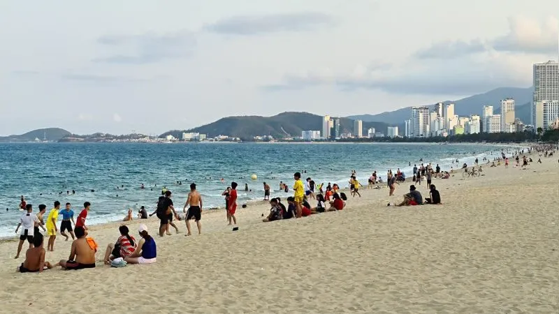 Bãi biển Nha Trang trải dài dọc trung tâm thành phố với bờ cát rộng và không gian thoáng đãng