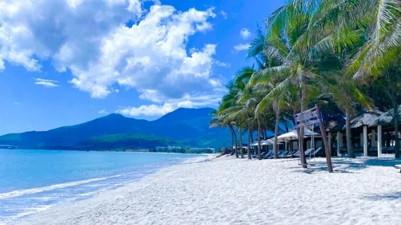 Dốc Lết nổi bật với bãi biển trong xanh, cát trắng và không gian tương đối yên bình