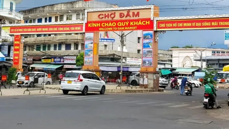 Chợ Đầm là địa điểm quen thuộc để khám phá ẩm thực, đặc sản và văn hóa mua bán của thành phố