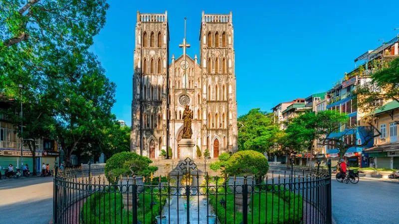 Nhà thờ Lớn gây ấn tượng với kiến trúc Gothic và không gian quảng trường phía trước