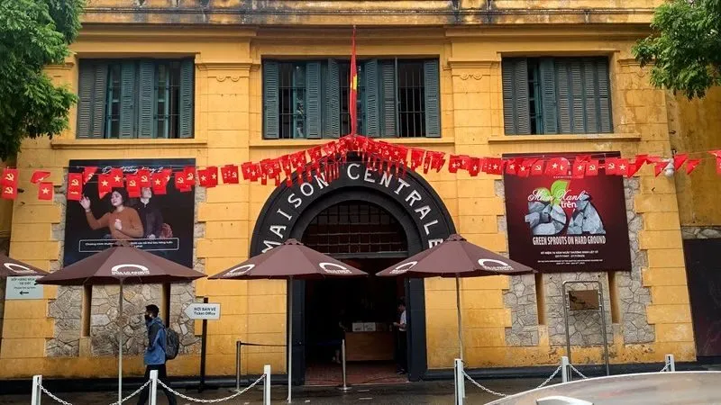 Nhà tù Hỏa Lò là di tích lịch sử nổi tiếng nằm giữa trung tâm Hà Nội