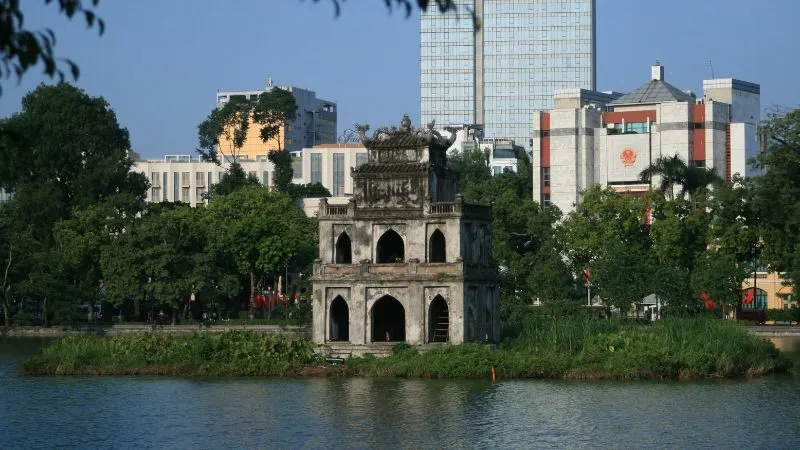 Hồ Hoàn Kiếm là biểu tượng của Hà Nội, nằm ngay trung tâm thủ đô.