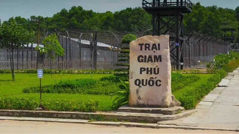 Nhà tù Phú Quốc là di tích lịch sử giúp du khách tìm hiểu thêm về những năm tháng chiến tranh