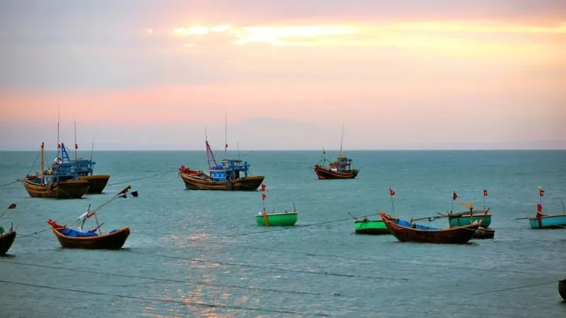 Hòn Móng Tay gây ấn tượng bởi làn nước trong vắt, bãi cát nhỏ và cảnh quan còn khá hoang sơ