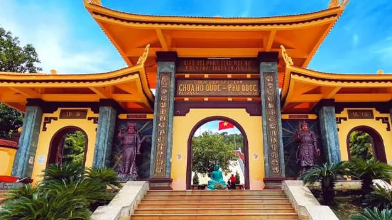 Thiền viện Trúc Lâm Hộ Quốc nằm trên sườn núi hướng ra biển