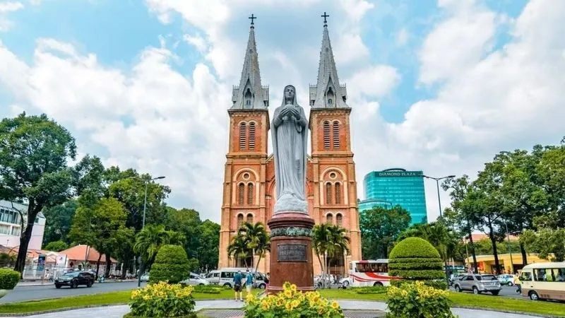 Nhà thờ Đức Bà nổi bật với kiến trúc cổ và vị trí ngay trung tâm Quận 1