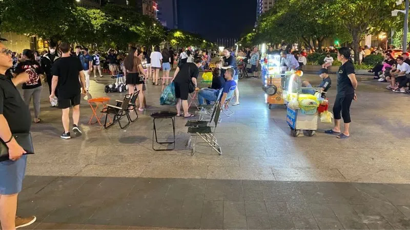 Phố đi bộ Nguyễn Huệ là một trong những Địa điểm du lịch Sài Gòn thích hợp để dạo phố và chụp ảnh về đêm