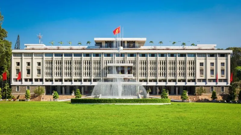 Dinh Độc Lập là công trình lịch sử nổi tiếng nằm ngay trung tâm thành phố