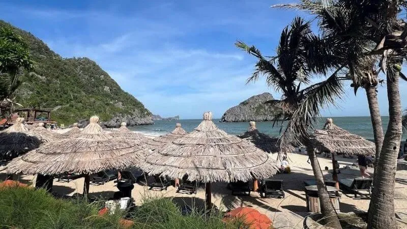 Bãi biển được bao quanh bởi núi đá, tạo nên không gian đẹp
