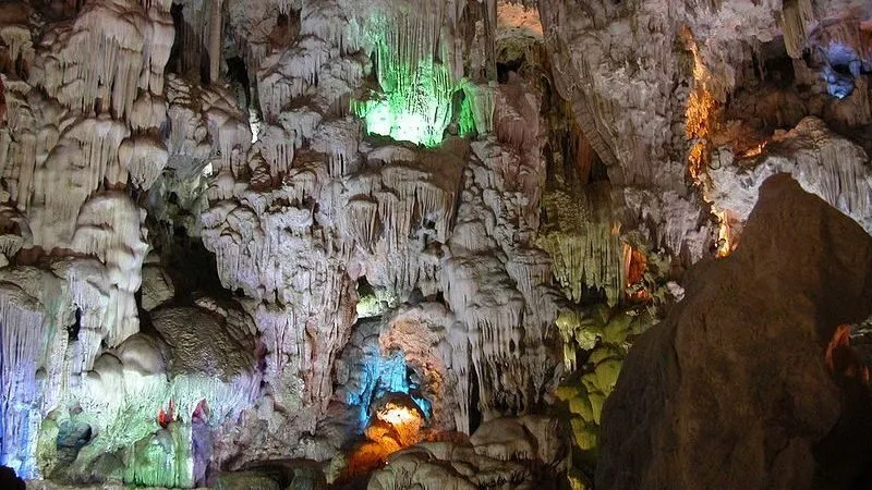 Hang Trung Trang là hang động tự nhiên nổi bật với hệ thống nhũ đá và cấu trúc địa chất đặc biệt