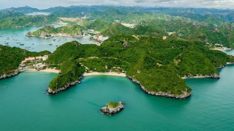 Vịnh Lan Hạ nổi bật với hàng trăm đảo đá lớn nhỏ, nước biển xanh và nhiều bãi tắm nằm giữa thiên nhiên