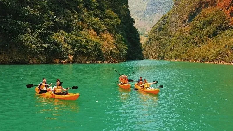 Sông Nho Quế uốn lượn giữa những dãy núi đá tạo nên khung cảnh vô cùng ấn tượng