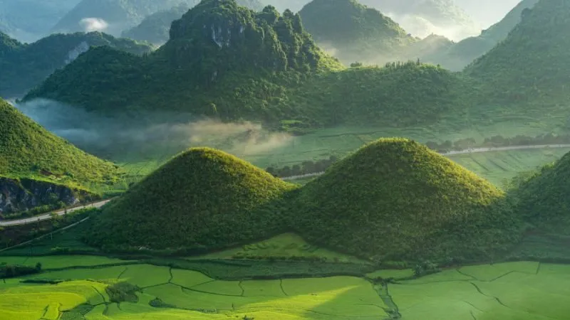 Núi đôi Quản Bạ nổi bật với hai ngọn núi có hình dáng đặc biệt nằm giữa thung lũng xanh