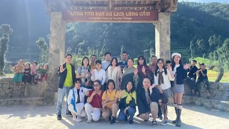 Làng văn hóa Lũng Cẩm nổi bật với những căn nhà trình tường và không gian sinh hoạt truyền thống