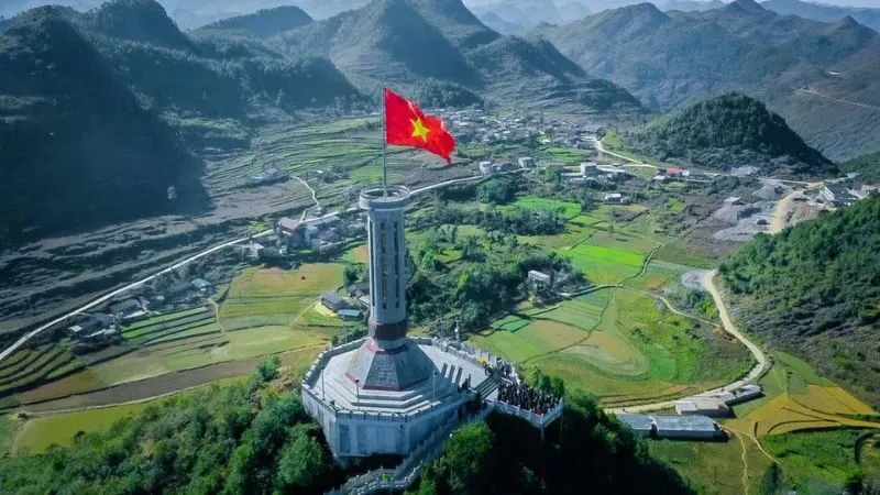 Cột cờ Lũng Cú là một trong những biểu tượng nổi tiếng của Hà Giang, nằm trên đỉnh núi Rồng
