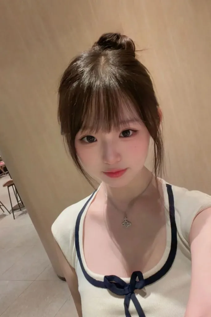 Hình ảnh gái cute với đôi môi hồng hào mọng nước