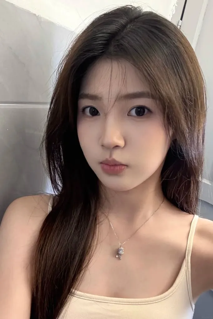 Hình ảnh gái cute bĩu môi tự sướng
