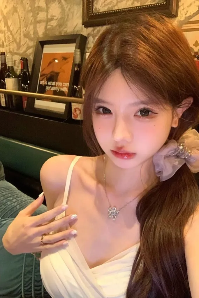 Hình ảnh gái cute với đôi mắt trong trẻo như búp bê
